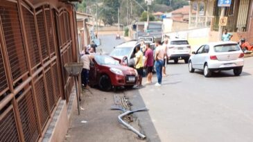 colisao-entre-carros-deixa-quatro-feridos-no-bairro-praia