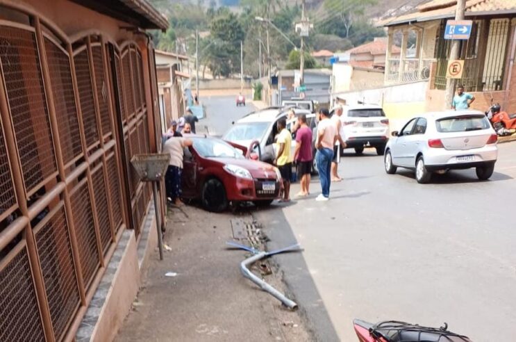 colisao-entre-carros-deixa-quatro-feridos-no-bairro-praia