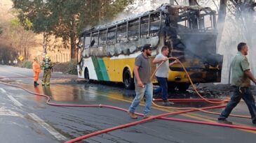 mulher-morre-carbonizada-ao-atear-fogo-em-onibus-na-br-381