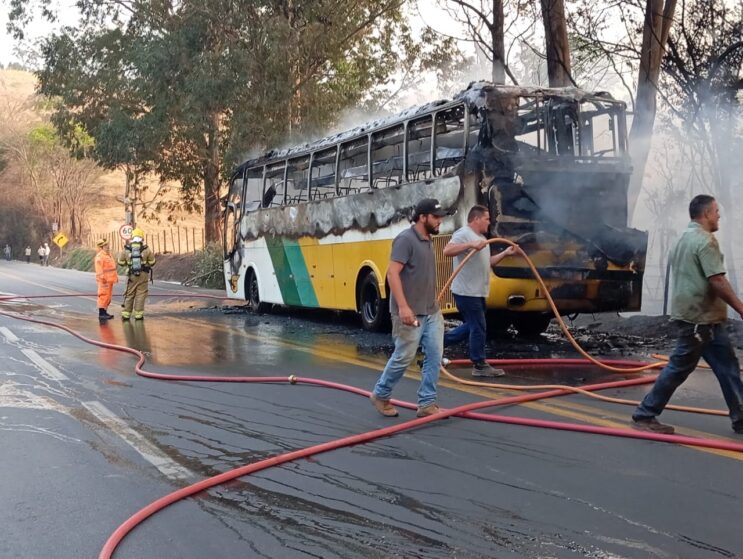 mulher-morre-carbonizada-ao-atear-fogo-em-onibus-na-br-381