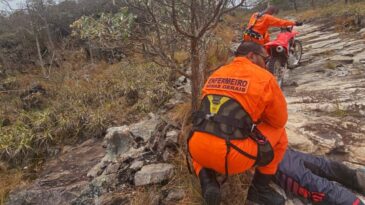 trilheiro-e-resgatado-de-helicoptero-apos-acidente-em-local-de-dificil-acesso