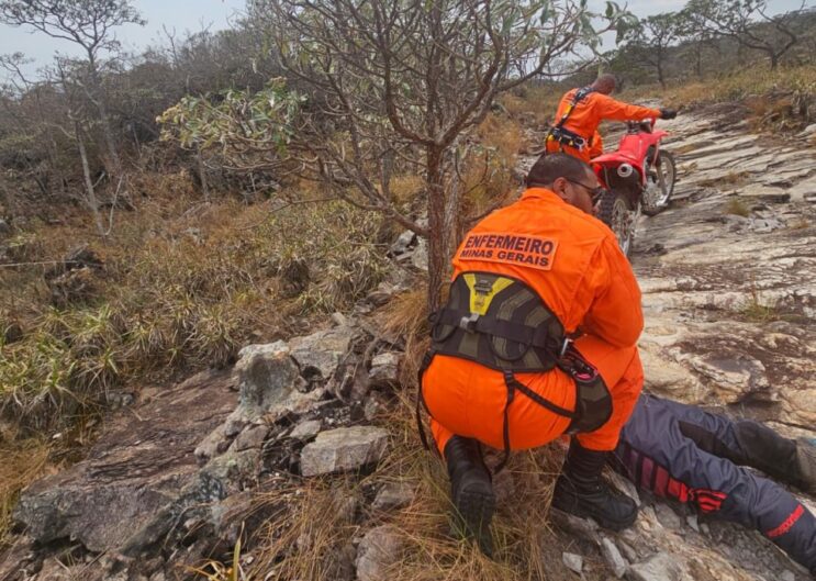 trilheiro-e-resgatado-de-helicoptero-apos-acidente-em-local-de-dificil-acesso