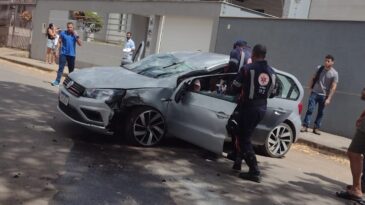 mae-e-filho-sao-socorridos-apos-carro-capotar-na-avenida-brasil