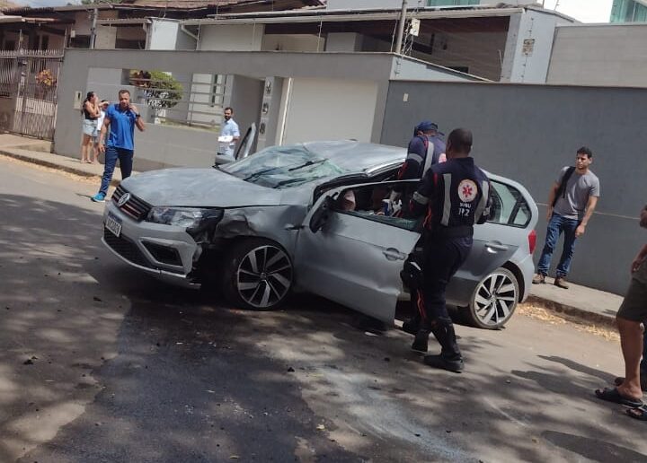 mae-e-filho-sao-socorridos-apos-carro-capotar-na-avenida-brasil