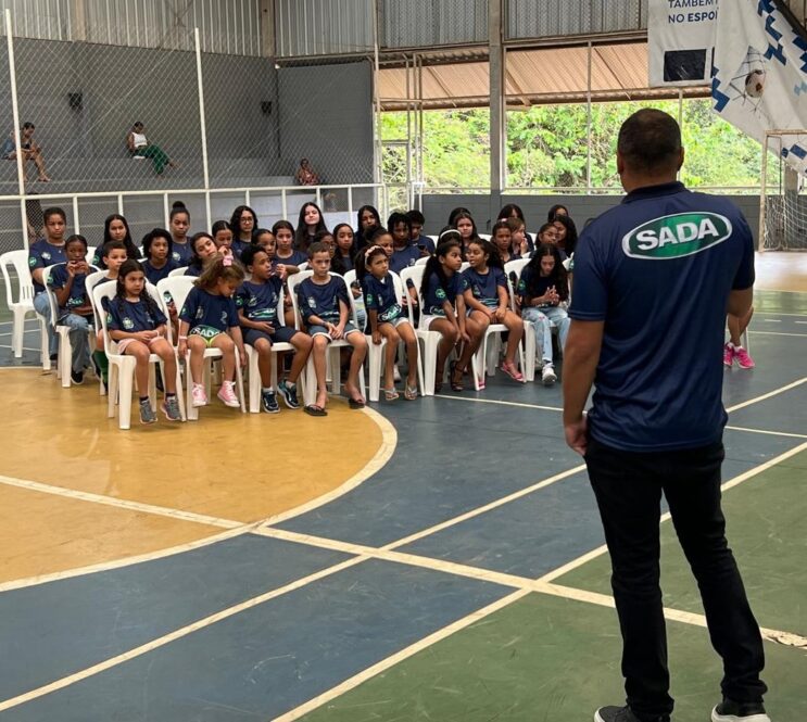 atletas-de-sao-goncalo-recebem-material-de-parceria-com-sada-volei