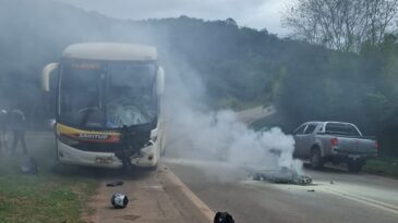 corpo-de-motociclista-pega-fogo-ao-colidir-de-frente-com-onibus