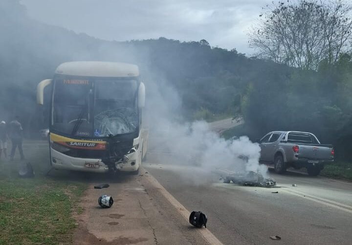 corpo-de-motociclista-pega-fogo-ao-colidir-de-frente-com-onibus