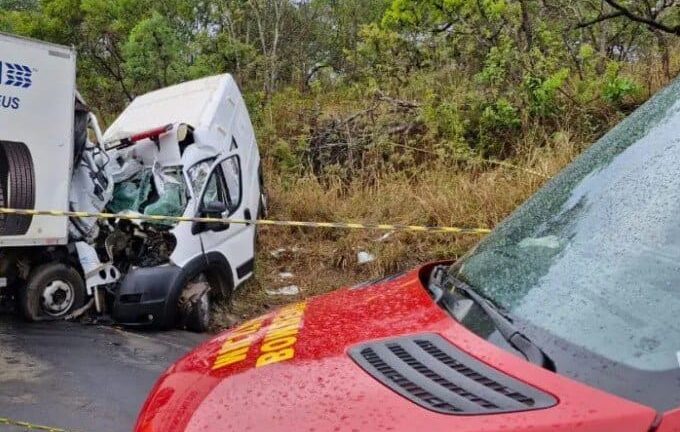 acidente-com-ambulancia-deixa-cinco-mortos-em-minas