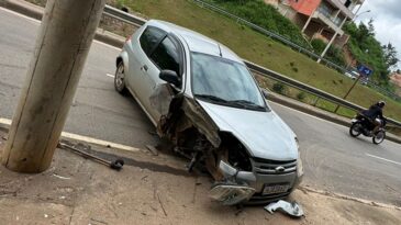 carro-colide-contra-poste-na-av-machado-de-assis