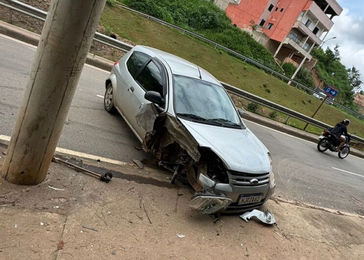 carro-colide-contra-poste-na-av-machado-de-assis