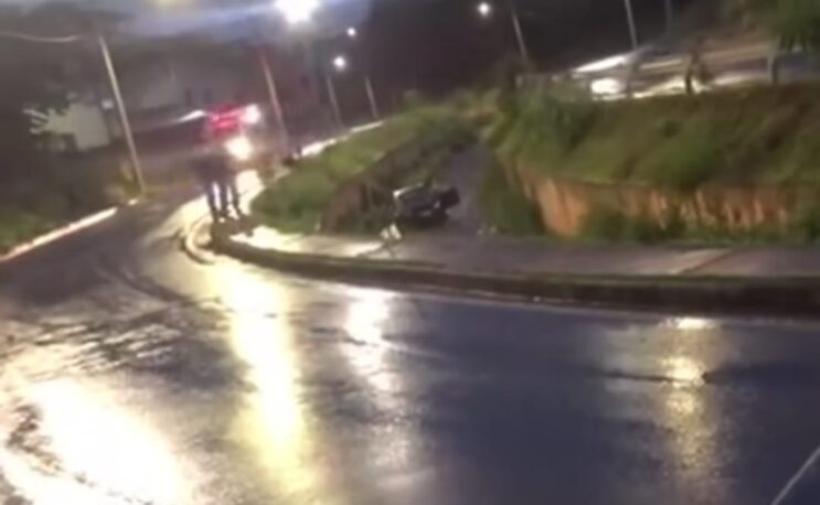 carro-sai-da-pista-e-cai-no-canal-da-av-machado-de-assis