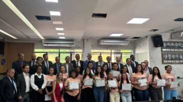 camara-entrega-certificados-de-participacao-aos-alunos-do-parlamento-jovem