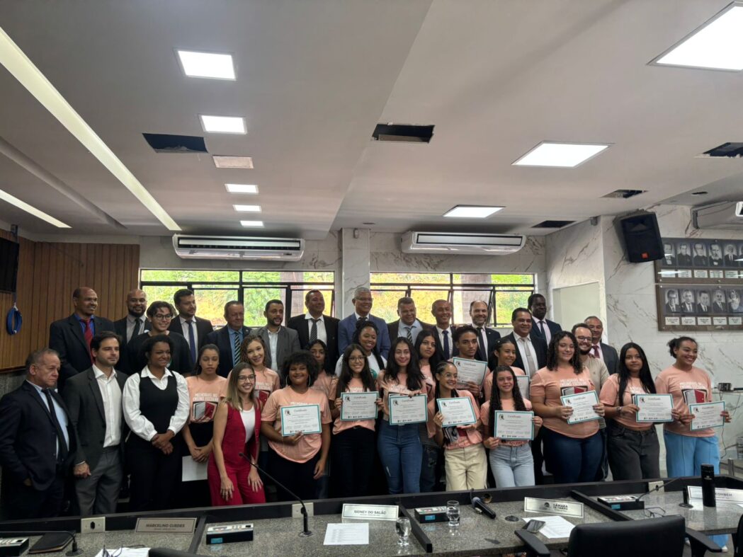 camara-entrega-certificados-de-participacao-aos-alunos-do-parlamento-jovem