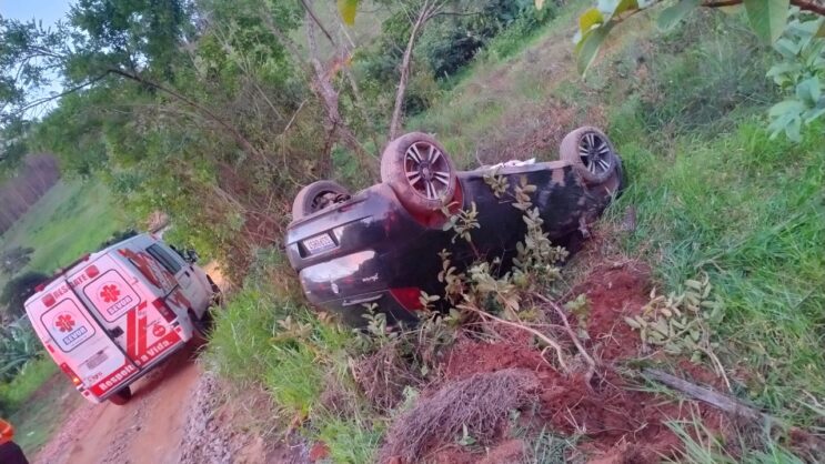 motorista-tenta-fugir-da-pm-e-acaba-capotando-em-ribanceira