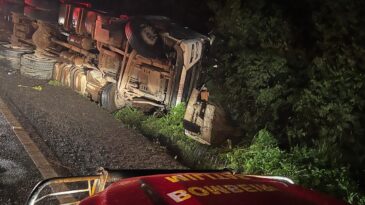 motorista-morre-apos-tombar-carreta-com-cerveja-na-br-381