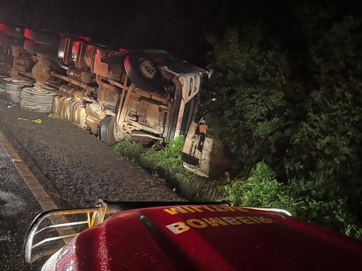 motorista-morre-apos-tombar-carreta-com-cerveja-na-br-381