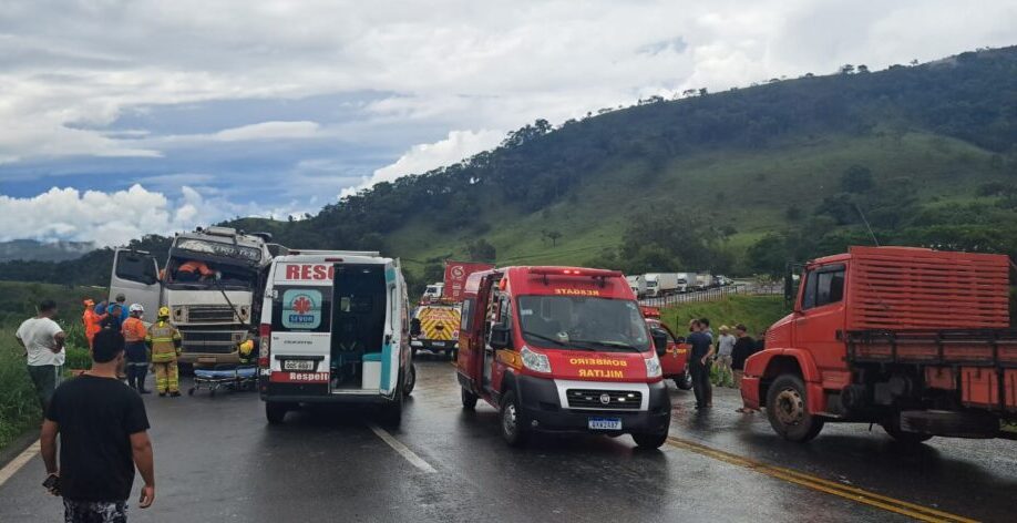 colisao-entre-carretas-interdita-br-381-em-joao-monlevade