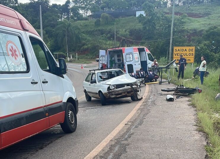 colisao-entre-carro-e-moto-deixa-duas-pessoas-feridas-em-itabira