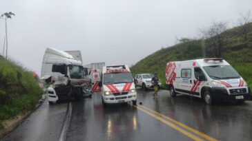 colisao-entre-carretas-deixa-motorista-preso-as-ferragens-na-br-381