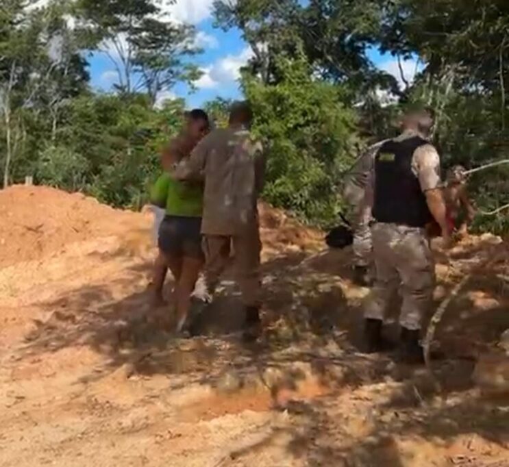 mae-e-filho-sao-resgatados-por-policiais-apos-carro-cair-no-rio