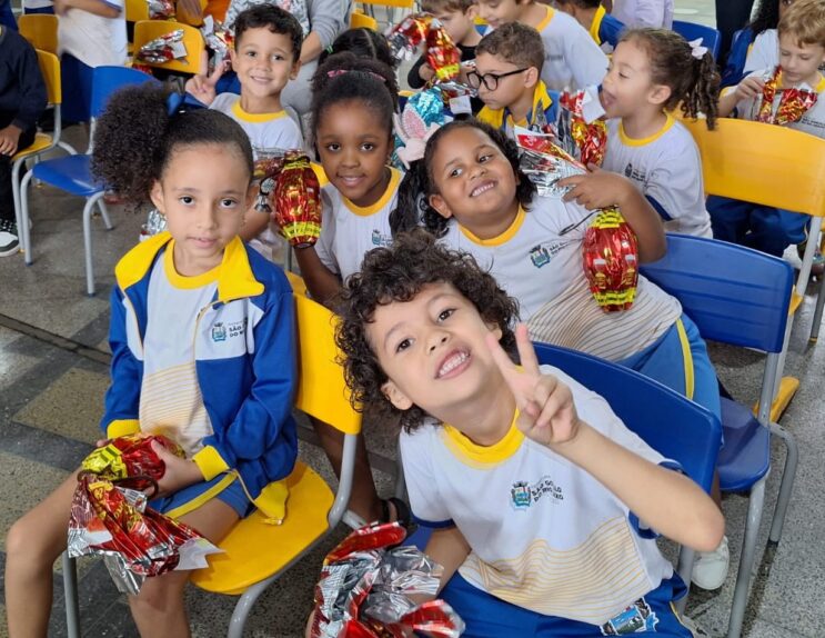 alunos-da-rede-municipal-e-da-apae-recebem-ovos-de-pascoa-em-sao-goncalo