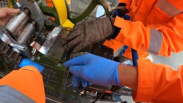 homem-fica-com-a-mao-presa-em-maquina-de-moer-cana