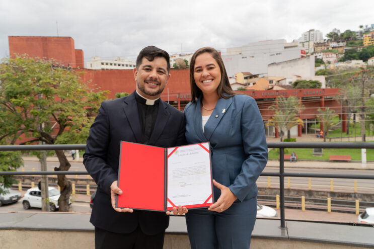 camara-homenageia-padre-anderson-por-servicos-religiosos-e-sociais-em-itabira
