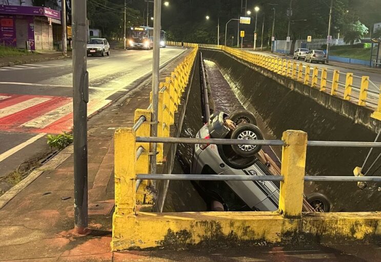 mulher-cai-com-uno-no-canal-da-av-carlos-drummond-de-andrade