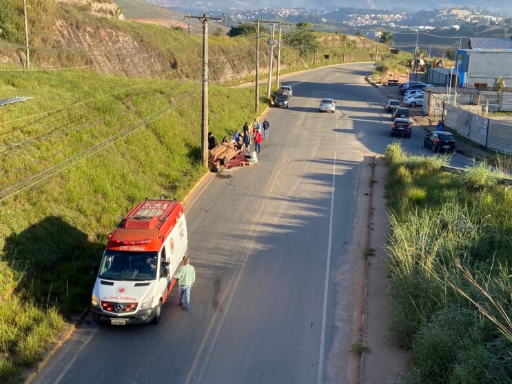 uno-capota-apos-bater-em-suv-na-av-dr-pedro-guerra-em-itabira