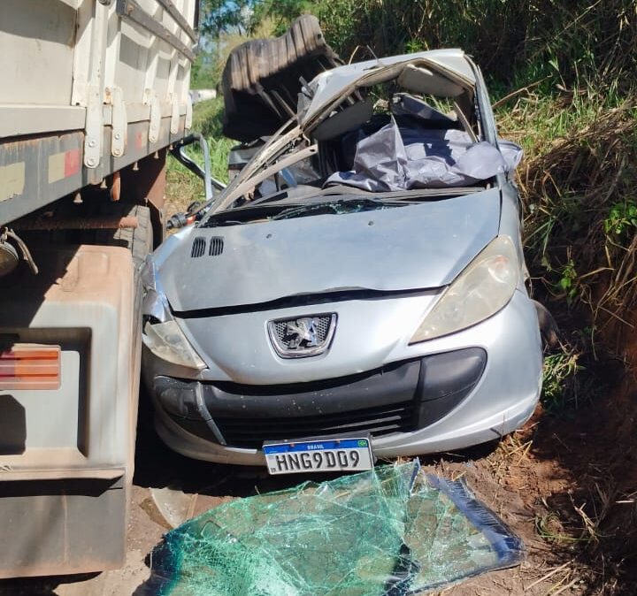 acidente-deixa-uma-vitima-fatal-em-colisao-entre-carro-e-carretas