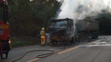 bombeiros-combatem-incendio-em-carreta-na-estrada-do-forninho