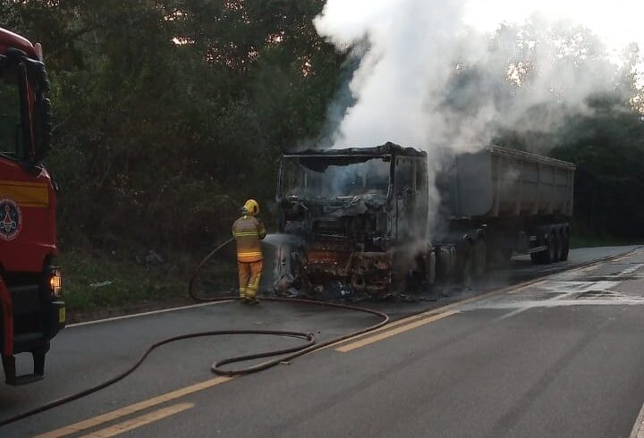 bombeiros-combatem-incendio-em-carreta-na-estrada-do-forninho