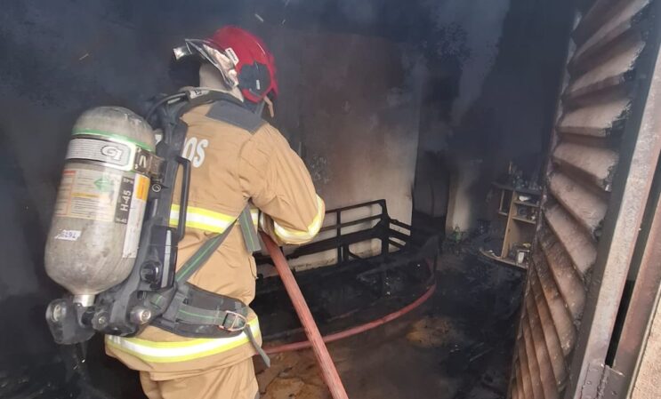 incendio-atinge-residencia-em-coronel-fabriciano-e-deixa-idosa-ferida