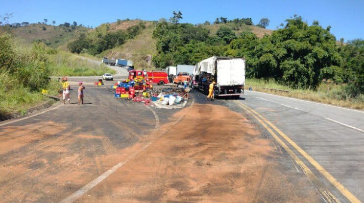 carreta-tomba-e-pega-fogo-na-estrada-de-nova-era