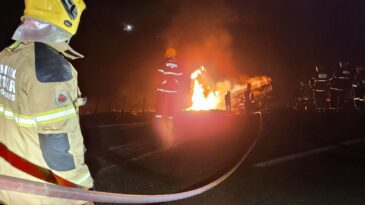 carreta-com-combustiveis-tomba-pega-fogo-e-motorista-morre-na-br-381