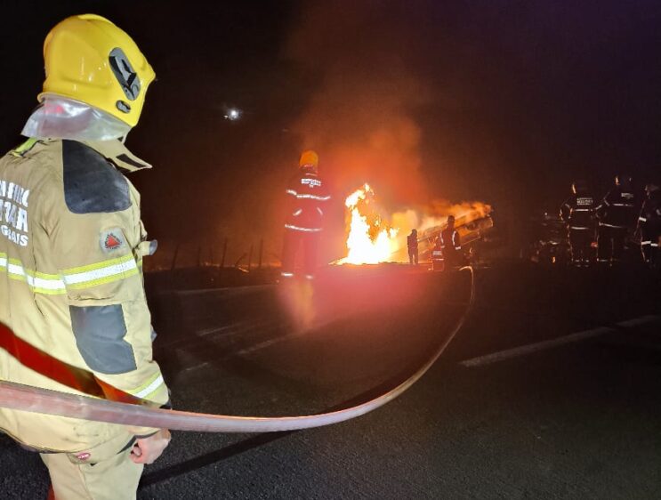 carreta-com-combustiveis-tomba-pega-fogo-e-motorista-morre-na-br-381