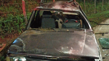 carro-capota-e-deixa-tres-feridos-na-avenida-li-guerra-em-itabira