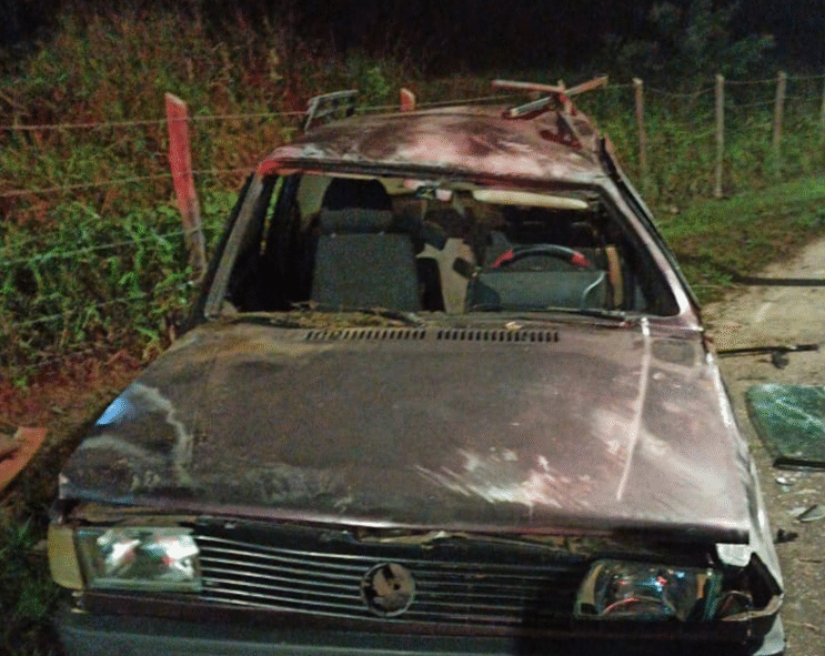 carro-capota-e-deixa-tres-feridos-na-avenida-li-guerra-em-itabira