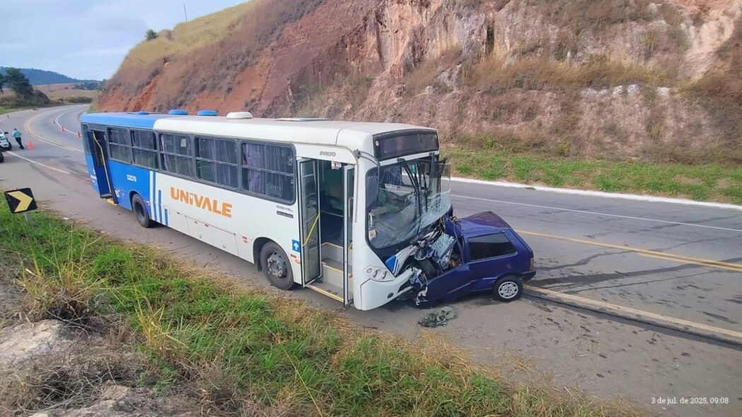motorista-morre-em-colisao-entre-carro-e-onibus-na-br-458