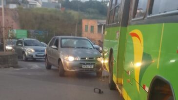 carro-e-prensado-por-onibus-na-rotatoria-do-bairro-hamilton