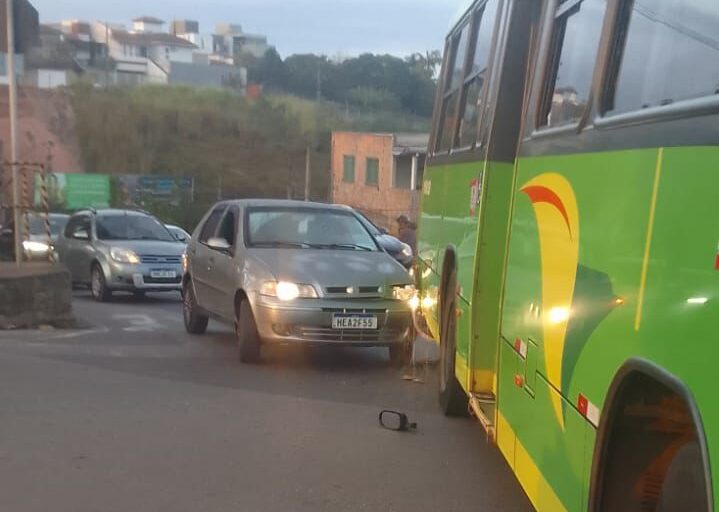carro-e-prensado-por-onibus-na-rotatoria-do-bairro-hamilton