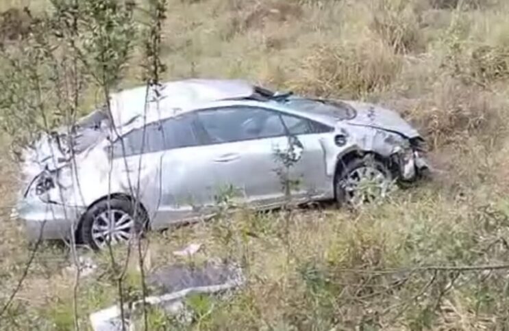 homem-perde-controle-de-carro-e-capota-em-ribanceira-no-pedreira