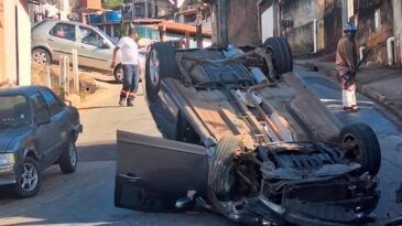 carro-capota-e-deixa-mulher-ferida-na-rua-ouro-preto-em-itabira