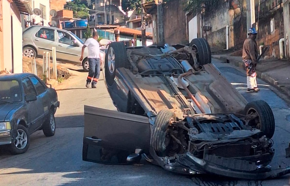 carro-capota-e-deixa-mulher-ferida-na-rua-ouro-preto-em-itabira