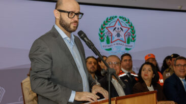governador-empossa-novo-secretario-de-educacao-de-minas