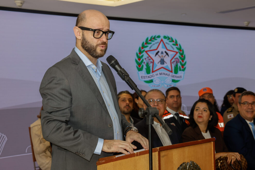 governador-empossa-novo-secretario-de-educacao-de-minas