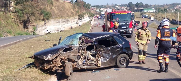 colisao-entre-carro-e-carreta-deixa-uma-vitima-fatal-na-br-381