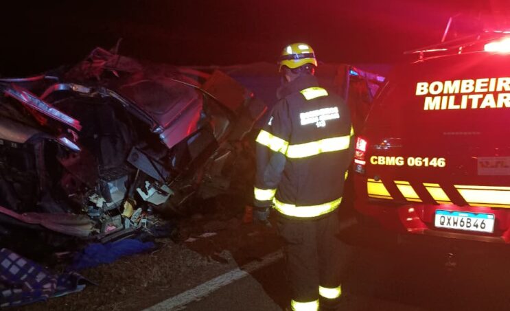 motorista-morre-em-capotamento-de-carreta-na-br-381