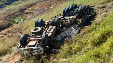 capotamento-de-carreta-mobiliza-corpo-de-bombeiros-em-juiz-de-fora