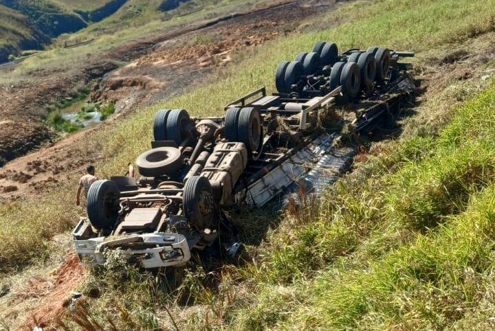 capotamento-de-carreta-mobiliza-corpo-de-bombeiros-em-juiz-de-fora